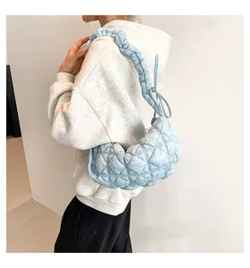 Nahaufnahme der hellblauen gesteppten Cloud-Bag mit plissiertem Schultergurt