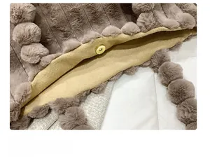 Détail du sac cabas en fausse fourrure avec fermoir magnétique en laiton et texture