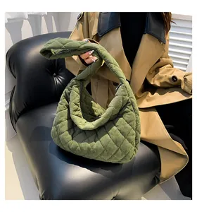 Detail der olivgrünen gesteppten Cord-Hobo-Tasche mit strukturierter Rautensteppung