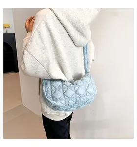 Nahaufnahme der hellblauen gesteppten Hobo-Tasche mit Wolkenstruktur und Metallreißverschluss
