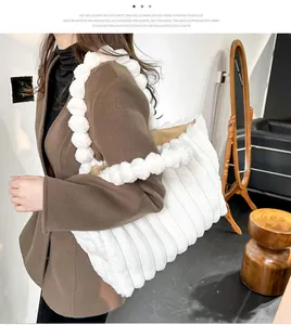 Sac cabas blanc en peluche avec texture plissée et bandoulière à bulles design pour femme