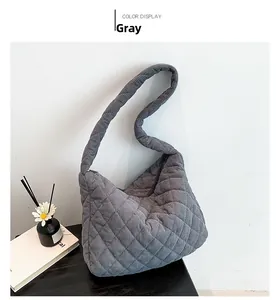 Nahaufnahme der grauen gesteppten Cord-Schultertasche mit feinem Rautenmuster