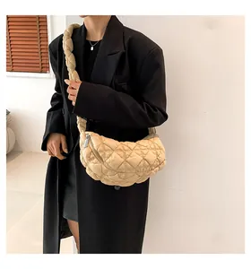 Detail der hellbeigen gesteppten Cloud-Bag mit gepolstertem Riemen und Reißverschluss