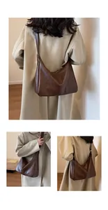 Detailoverzicht van grote bruine vintage draagtas van zacht kunstleer voor dagelijks woon