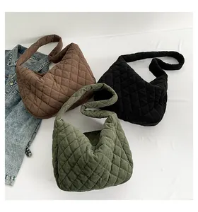 Drei Farben gesteppter Cord-Shopper-Taschen mit Jeansjacke auf weißem Hintergrund