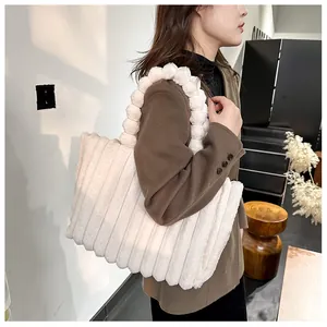 Détail du sac cabas en peluche blanc cassé avec texture côtelée et anses à pompons