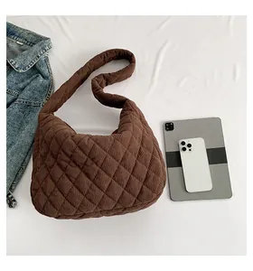 Detail der Hobo-Tasche aus braunem Cord mit Rautensteppung und großem Fassungsvermögen