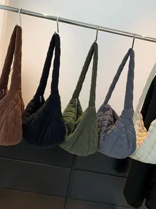 Gesteppte Tragetaschen in verschiedenen Farben mit minimalistischem Design und breitem Gurt