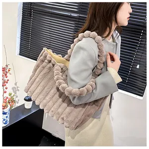 Sac fourre-tout en peluche marron avec rayures verticales et poignée à perles unique