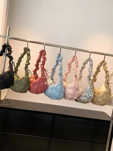Gesteppte Wolken-Schultertasche in verschiedenen Farben mit gerafftem Trägerdetail