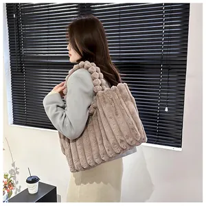 Détail du sac fourre-tout en peluche kaki avec poignées à boules et texture rayée