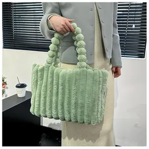 Détail du cabas en peluche vert clair avec texture côtelée et anses à bulles