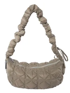 Stepptasche in Taupe mit gerüschtem Schultergurt und sicherem Reißverschluss
