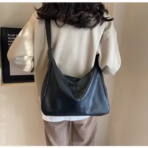 Detail van zwarte kunstlederen hobo-tas met de textuur en de trendy halve maan vorm