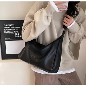 Minimalistische zwarte PU-lederen shopper met brede schouderriem en plooi-accenten