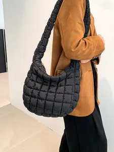 Zwarte gewatteerde wolkentas met gevoerde schouderband voor dames, minimalistisch design