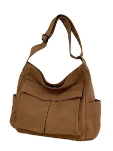 Borsa a tracolla in tela marrone con ampie tasche anteriori e tracolla regolabile