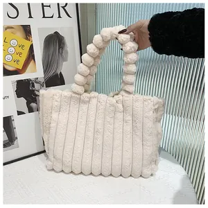 Gros plan du sac cabas en peluche à rayures crème et poignée bulle unique