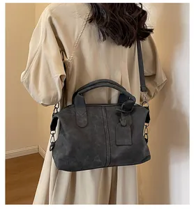 Seitenansicht der matten Boston-Tasche am Modell mit großem Fassungsvermögen und Gurt