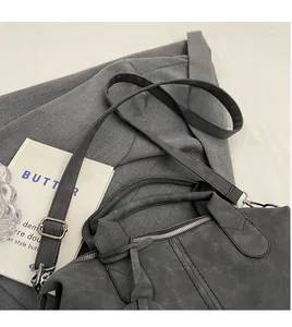 Detail des verstellbaren Schultergurts und Reißverschlusses der Vintage Boston Tasche