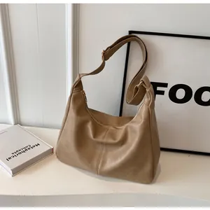 Detail van de kaki PU-leren tote bag met elegante plooien en metalen rits
