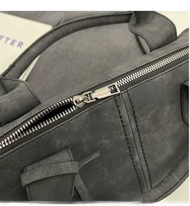 Detailaufnahme des glatten Reißverschlusses und der Ziernähte an der matten Boston-Tasche