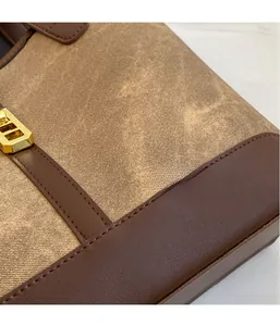 Detailaufnahme der Vintage-Einkaufstasche mit Kontrastnähten und goldener Metallschnalle