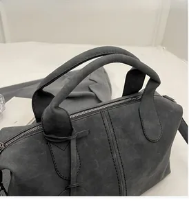 Detail der dunkelgrauen matten Boston Bag mit präzisen vertikalen Nähten und Griffen