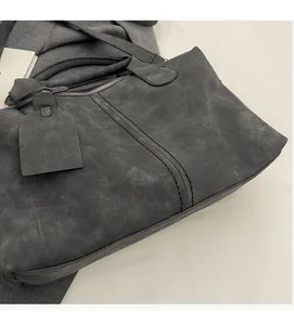 Detailansicht der großen dunkelgrauen Shopper-Tasche aus weichem Leder mit Ziernaht