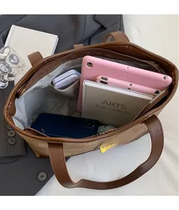 Draufsicht auf das Tascheninnere mit geräumigen Fächern für Tablet und Bücher