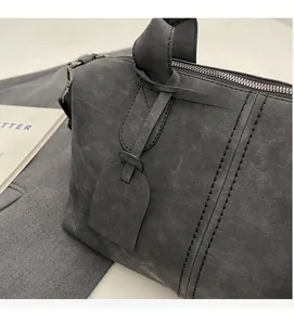 Nahaufnahme der dunkelgrauen Wildleder-Boston-Tasche mit Premium-Nähten und Reißverschluss