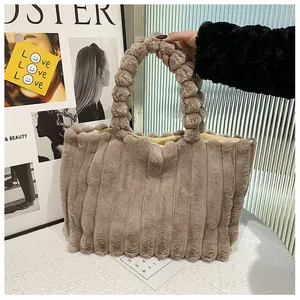 Détail du sac cabas en peluche kaki avec poignée texturée en bulles et rayures en fausse fourrure