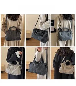 Detaillierte Ansicht der Vintage Boston Bag aus mattem Material in verschiedenen Tragevarianten