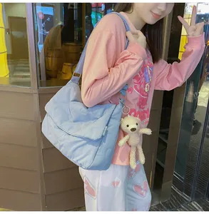 Lichtblauwe gewatteerde crossbodytas met hartpatronen en een schattige beer knuffelhanger