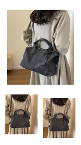 Detail einer dunkelgrauen matten Boston Bag mit vertikalen Nähten und Metallreißverschluss