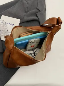 Bruine vintage hobo tote tas met brede riem en grote binnenruimte van bovenaf gezien