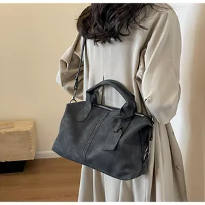 Detailansicht der großen dunkelgrauen matten Boston-Tasche mit Griffen und Riemen