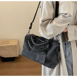 Detail der großen anthrazitfarbenen Boston Bag mit Textur und verstellbarem Schultergurt