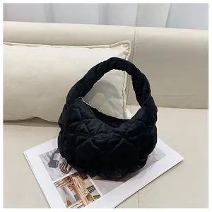 Detail van zwarte gewatteerde cloud hobo tas met zachte nylon plooien op bank