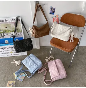 Detail van gewatteerde hartvormige messenger bags met schattige beerhangers in kleur