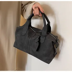Detailansicht der dunkelgrauen Boston-Tasche aus mattem Wildleder mit Metall-D-Ring-Schnalle