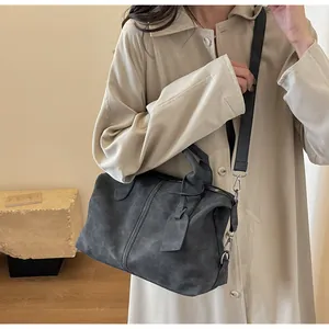 Detail der schwarzen Vintage-Boston-Tasche mit matter Textur und abnehmbarem Gurt