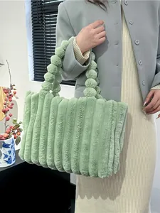 Sac fourre-tout en peluche vert sauge avec anse à perles et texture fausse fourrure