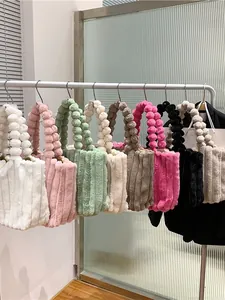 Sac fourre-tout en peluche avec poignée pompon et rayures en diverses couleurs chic