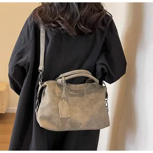 Details der Vintage Matt-Boston-Tasche mit Tragegriffen und verstellbarem Schultergurt