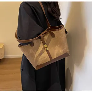 Detailansicht einer großen Vintage-Einkaufstasche aus braunem Wildleder mit Metallschnalle