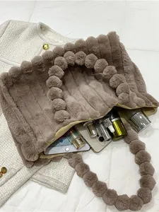 Sac fourre-tout en peluche marron avec anse à pompons et grand intérieur pour hiver
