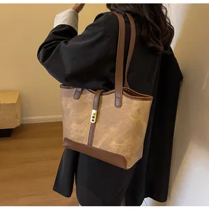 Detailansicht der Vintage-Tragetasche mit Metallschnalle und braunen Lederriemen