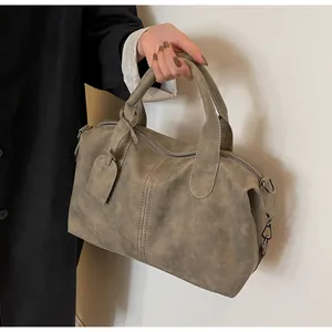 Detail der taupefarbenen Boston-Tasche aus Mattleder mit Textur und Reißverschluss
