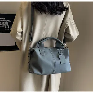 Nahaufnahme der matten Boston-Tasche in Schieferblau mit bronzefarbenen Beschlägen